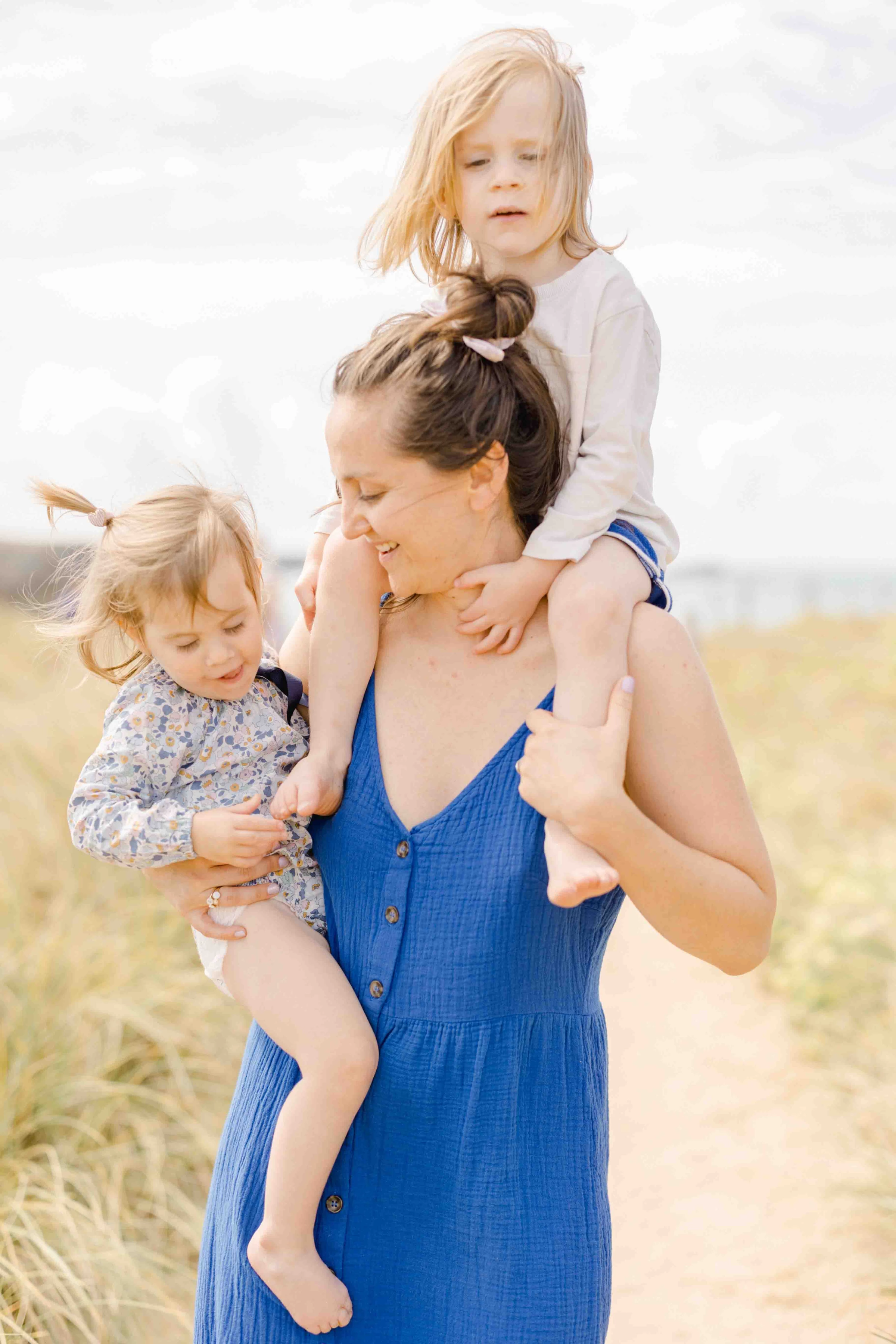 bonheur robe sourire enfant gris